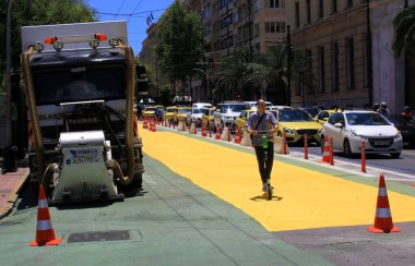 Yunanistan, Atina, 17 Haziran 2020 - Yaya yolu ve bisiklet pisti yapım aşamasında. Büyük Yürüyüş veya Megalos Peripatos, Atina 'nın en büyük şehir rotalarını içeren yeni bir yaya yürüyüşü projesi..