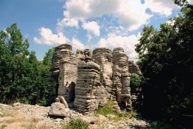 Yunanistan 'ın güneybatısındaki Epirus bölgesindeki Zagoria veya Zagorochoria olarak bilinen 45 köyden biri olan Monodendri köyünün taş ormanı..
