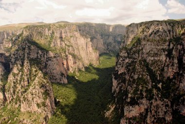 Vikos 'un panoramik manzarası, Yunanistan' ın güneybatısındaki Epirus bölgesindeki Zagoria veya Zagorochoria olarak bilinen 45 köyden biri olan Monodendri köyü Oxya 'dan besleniyor..