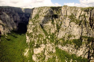 Vikos 'un panoramik manzarası, Yunanistan' ın güneybatısındaki Epirus bölgesindeki Zagoria veya Zagorochoria olarak bilinen 45 köyden biri olan Monodendri köyü Oxya 'dan besleniyor..