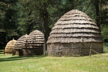 Yunanistan 'ın güneybatısındaki Epirus bölgesindeki Zagoria veya Zagorochoria olarak bilinen 45 köyden biri olan Skamneli köyündeki Gyftokampos köyündeki Sarakatsanoi kabilesinin kulübeleri..