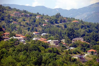 Yunanistan 'ın kuzeybatısındaki Epirus bölgesinin Konitsa bölgesindeki Vourbiani köyünün panoramik manzarası.