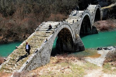 Yunanistan 'ın güneybatısındaki Epirus bölgesinde Zagoria veya Zagorochoria olarak bilinen 45 köyden biri olan Kipoi köyündeki Plakida' nın taş köprüsü, 28 Mart 2009.