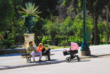Yunanistan, Atina, 3 Mart 2020 - Zappeio 'da bebek arabalı çift.