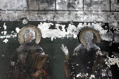 17 Haziran 2020 'de Atina, Yunanistan' daki eski Bizans kilisesindeki yıkılmış freskler.