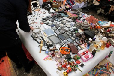 Yunanistan 'ın Attica kentindeki karaborsada satılık ikinci el ürünler, 5 Ocak 2020.