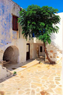 Yunanistan, Antiparos adası, 18 Ağustos 2010 'da Antiparos' un eski Venedik şatosundaki evlerin manzarası.