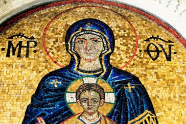 Yunanistan, Atina, 11 Ağustos 2020 - Mozaik, Hristiyan bir ortodoks kilisesinde Bakire Meryem ile İsa 'yı gösteriyor.