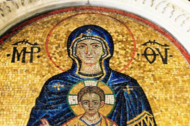 Yunanistan, Atina, 11 Ağustos 2020 - Mozaik, Hristiyan bir ortodoks kilisesinde Bakire Meryem ile İsa 'yı gösteriyor.