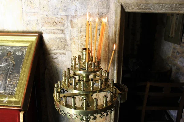 Éclairage Des Bougies Intérieur Une Église Grecque Orthodoxe — Photo