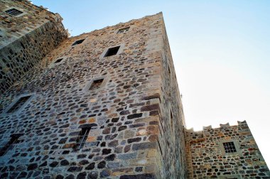 Yunanistan, Patmos Adası, 14 Ağustos 2006 'da Aziz John Manastırı' na ev sahipliği yapan ortaçağ şatosunun dış duvarları..