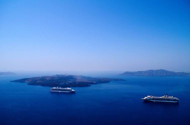 Yunanistan, Santorini adası, Fira 'dan Nea Kameni adası manzarası.
