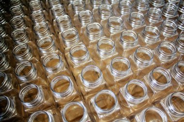 Fabrikada birikmiş temiz plastik şişeler..