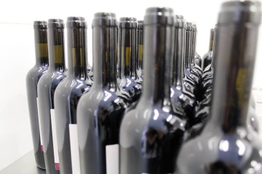 Şarap fabrikasında cam şişeler var..