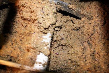 Yunanistan, Attica ve zeytin ezmesi zeytinyağı fabrikasındaki ekstra bakire zeytinyağı çıkarma sürecinde malaxation tankında.