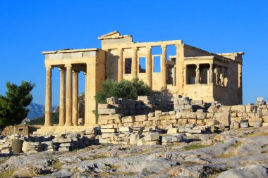 Yunanistan, Atina, 16 Haziran 2020 - Akropolis Tepesi arkeoloji sahasındaki Erechtheio tapınağının manzarası.