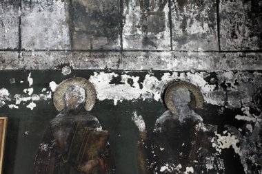 17 Haziran 2020 'de Atina, Yunanistan' daki eski Bizans kilisesindeki yıkılmış freskler.