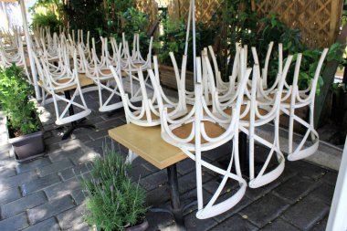 Yunanistan, Atina, 17 Haziran 2020 - Monastiraki 'nin turistik bölgesinde geleneksel bir restoranın önünde sandalyeler dizildi.