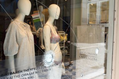 Yunanistan, Atina, 28 Haziran 2020 - Anarşistler tarafından yağmalanan vandalizm sonrasında Atina 'nın ticaret merkezindeki Ermou Caddesi' ndeki cam kırıkları.