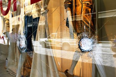 Yunanistan, Atina, 28 Haziran 2020 - Anarşistler tarafından yağmalanan vandalizm sonrasında Atina 'nın ticaret merkezindeki Ermou Caddesi' ndeki cam kırıkları.