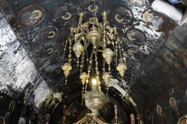 背景に銀で覆われた手作りの聖人のフレスコ画と古いビザンチン教会の内部からの眺め 6月17 2020 — ストック写真