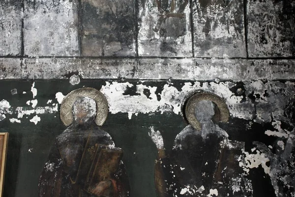 17 Haziran 2020 'de Atina, Yunanistan' daki eski Bizans kilisesindeki yıkılmış freskler.