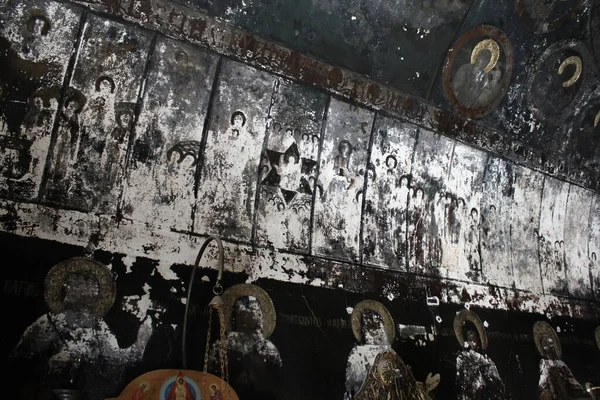 希腊雅典古老的拜占庭教堂内的壁画被毁 2020年6月17日 — 图库照片