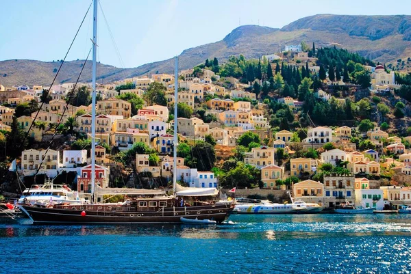 Grekland Symi Utsikt Över Yalos Hamnen Symi Med Segelbåt Förgrunden — Stockfoto