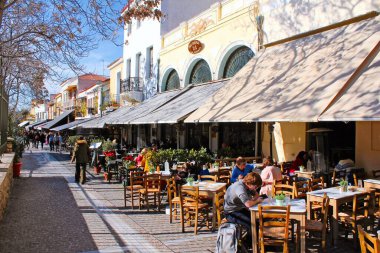 4 Şubat 2020 'de Monastiraki, Atina, Yunanistan' da kafe ve geleneksel restoranları olan sokak