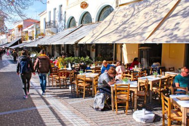 4 Şubat 2020 'de Monastiraki, Atina, Yunanistan' da kafe ve geleneksel restoranları olan sokak