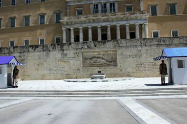 Atina, Yunanistan, 6 Mayıs 2020 - Ünlü Cumhurbaşkanlığı muhafız birliklerinin bulunduğu Yunan Parlamentosu önündeki bilinmeyen askerin mezarı.