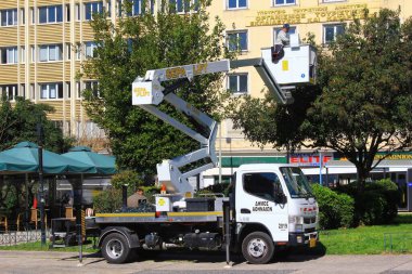 Ağaç budamak için vinç sepetli araç - Atina, Yunanistan, 12 Mart 2020.