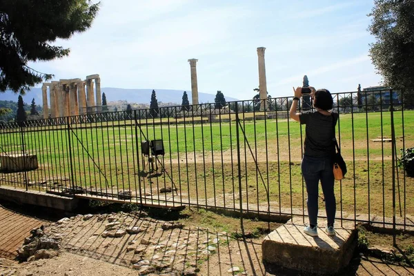 Turista Tomando Fotos Fuera Del Templo Zeus Olímpico Marzo 2020 — Foto de Stock