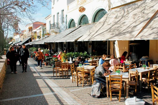 4 Şubat 2020 'de Monastiraki, Atina, Yunanistan' da kafe ve geleneksel restoranları olan sokak