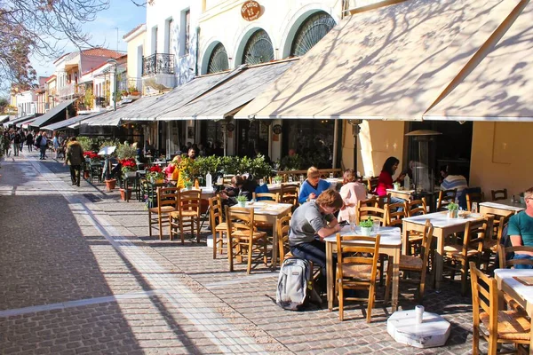 Ulica Kawiarniami Tradycyjnymi Restauracjami Monastiraki Ateny Grecja Lutego 2020 — Zdjęcie stockowe