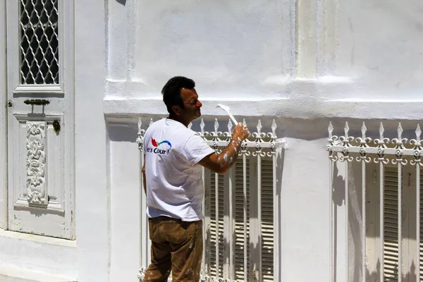 男性は家の外壁を塗装 アテネ ギリシャ 2020年5月6日 — ストック写真