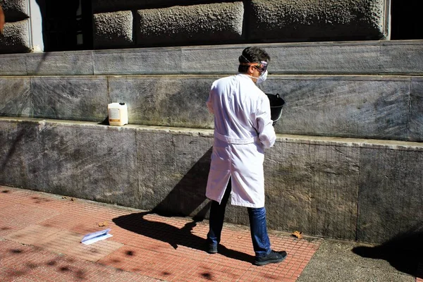 Atenas Grécia Março 2020 Homem Limpando Parede Exterior Edifício — Fotografia de Stock