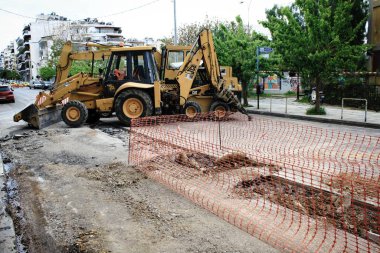 Yeraltı boru sisteminin bakımı ve onarımı, plastik tüp su taşıma sisteminin tamiri, yeraltı su hattı kurulumu - Atina, Yunanistan, 23 Nisan 2020.