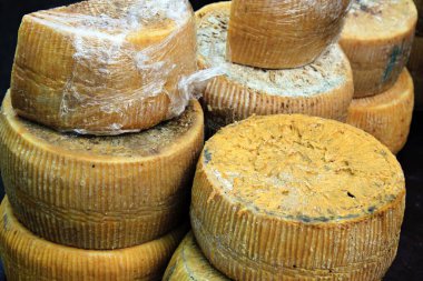 Büyük peynir sokak pazarında tezgahta yatıyor.