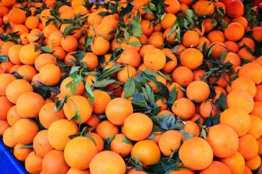 Sokak pazarında portakallarla oyalanmak