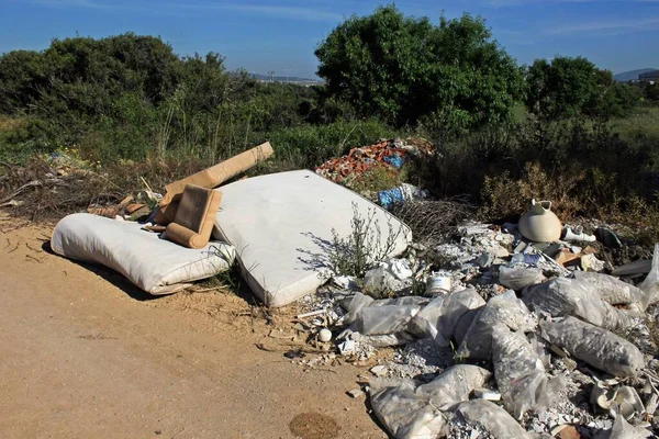 Discarica Rifiuti Attraverso Strada Forestale Nella Periferia Atene Attica Grecia — Foto Stock