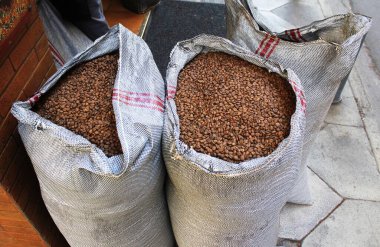 Çuvallarda çiğ kahve çekirdekleri, Atina 'da kahve dükkanı, Yunanistan.