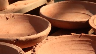 İşçiler Vietnam 'da çömlek yapıyorlar.