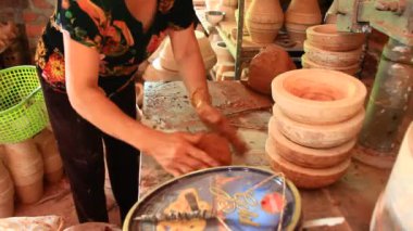 İşçiler Vietnam 'da çömlek yapıyorlar.