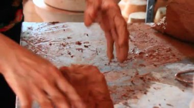 İşçiler Vietnam 'da çömlek yapıyorlar.