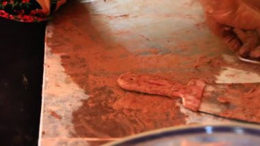 İşçiler Vietnam 'da çömlek yapıyorlar.