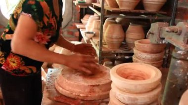 İşçiler Vietnam 'da çömlek yapıyorlar.