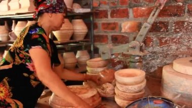 İşçiler Vietnam 'da çömlek yapıyorlar.