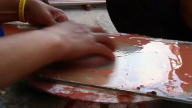 İşçiler Vietnam 'da çömlek yapıyorlar.