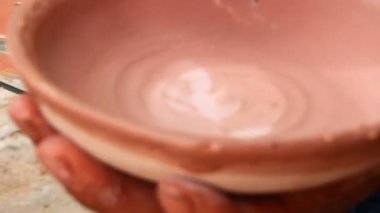 İşçiler Vietnam 'da çömlek yapıyorlar.